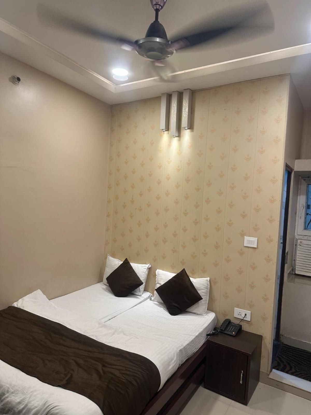 Hotel Deva Inn Varanasi Exterior photo